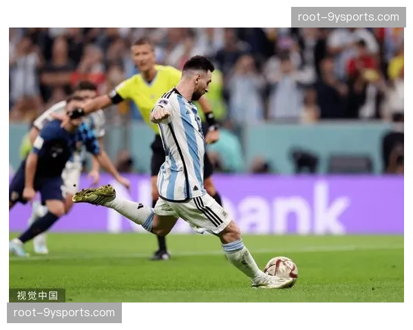 阿根廷阿尔瓦雷斯跑动穿插,为梅西创造持球空间与进攻纵深